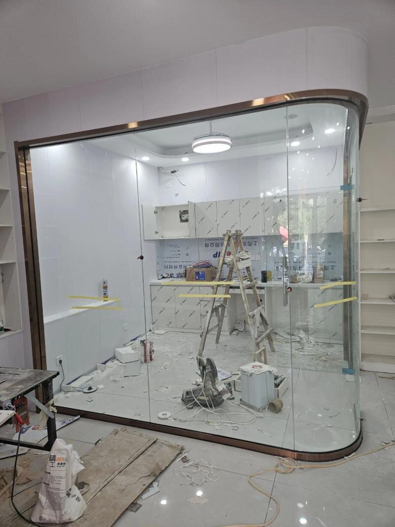 南长区弧形楼梯玻璃异形展柜玻璃 - 方案